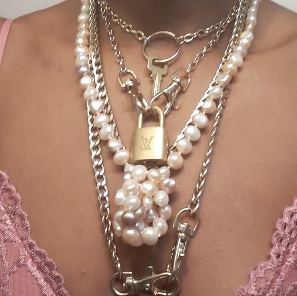 Meet your Posher, Yanae - Picture 1 of 2